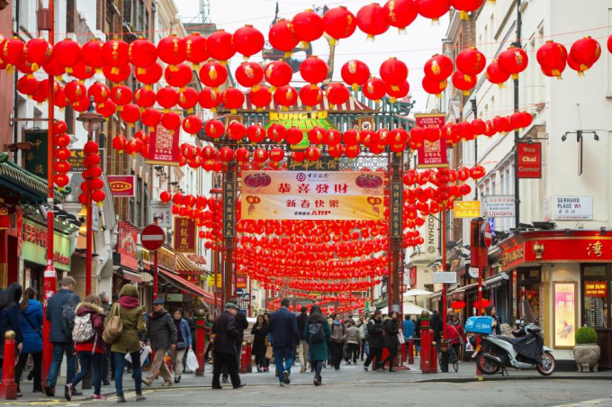 Khu phố Trung Hoa tại London c&oacute; rất đ&ocirc;ng cộng đồng người Hoa sinh sống.