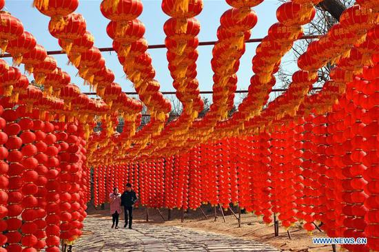 Đ&egrave;n lồng đỏ rợp trời ch&agrave;o năm mới tại tỉnh Sơn Đ&ocirc;ng, Trung Quốc.