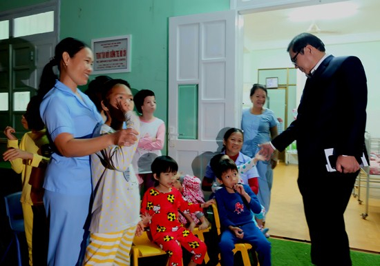 Chủ tịch TP Huỳnh Đức Thơ thăm c&aacute;c em tại Trung t&acirc;m nu&ocirc;i trẻ&nbsp;mồ c&ocirc;i tại quận Ngũ H&agrave;nh Sơn. Ảnh: Q.Đ.