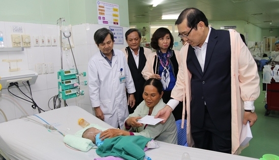 Chủ tịch TP Đà Nẵng thăm hỏi trẻ mồ côi, bệnh nhân nhi đêm Giao thừa