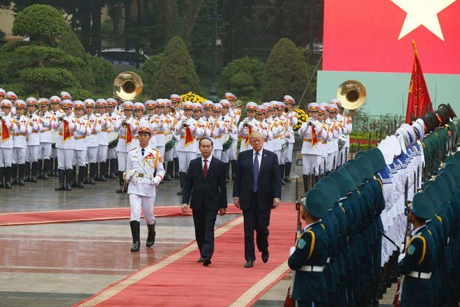 Chủ tịch nước Trần Đại Quang trong lễ đ&oacute;n Tổng thống Mỹ Donald Trump