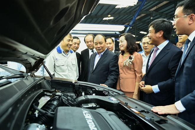 Thủ tướng Nguyễn Xu&acirc;n Ph&uacute;c thăm d&acirc;y chuyền sản xuất Nh&agrave; m&aacute;y &ocirc; t&ocirc; Tập đo&agrave;n Hyundai Th&agrave;nh C&ocirc;ng
