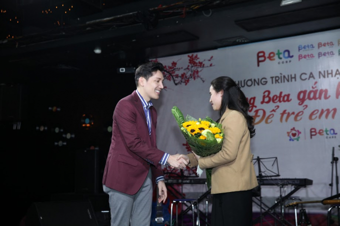 Đại điện Beta Corp &ndash; CEO Minh B&ugrave;i tặng hoa cho đại diện Viện Huyết học Truyền m&aacute;u TW.