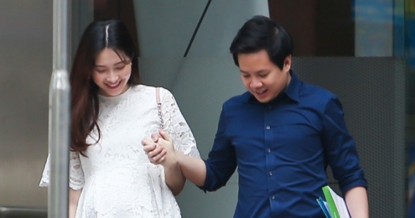 Hoa hậu Đặng Thu Thảo lần đầu lộ bụng bầu, tay trong tay ông xã đi khám thai