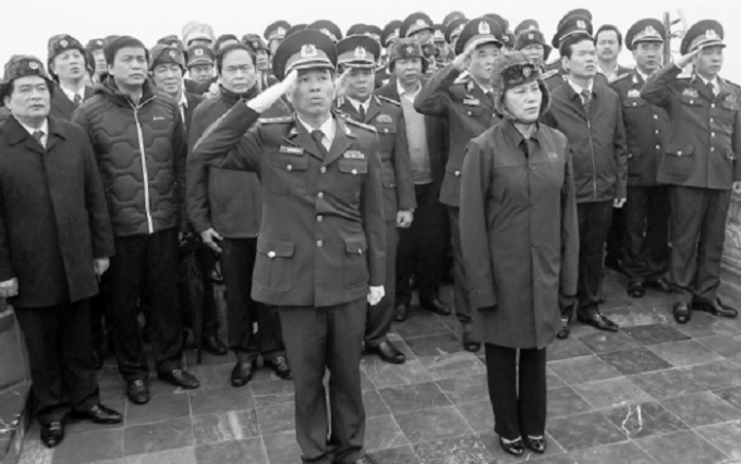 Chủ tịch Quốc hội Nguyễn Thị Kim Ng&acirc;n thực hiện nghi lễ ch&agrave;o cờ cấp Quốc gia tại cột cờ Lũng C&uacute;.