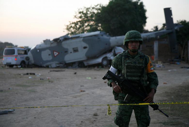 Trực thăng qu&acirc;n sự Mexico gặp nạn sau chuyến khảo s&aacute;t khu vực động đất. (Ảnh: Reuters)