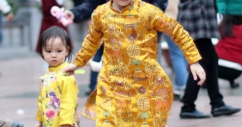 Trẻ nhỏ Hà Nội xúng xính áo dài chơi Tết