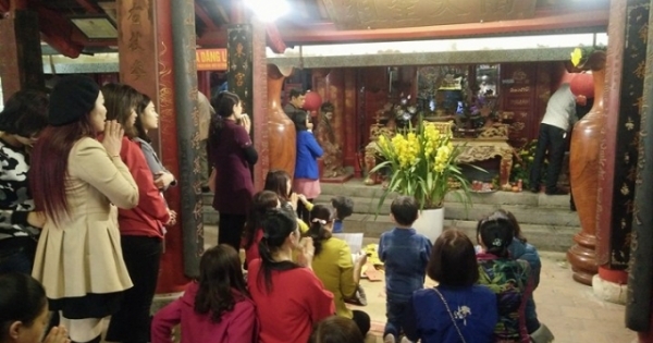 Sơn Tây - Hà Nội: Đền Và tấp nập người đi lễ cầu may