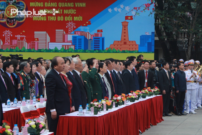 Thủ tướng Nguyễn Xu&acirc;n Ph&uacute;c c&ugrave;ng nhiều l&atilde;nh đạo Đảng, Nh&agrave; nước tới tham gia Lễ hội.