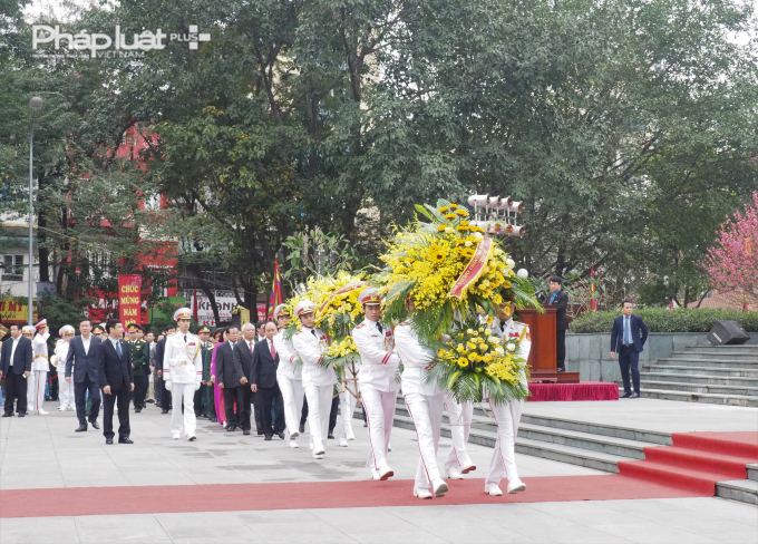 Thủ tướng Nguyễn Xu&acirc;n Ph&uacute;c v&agrave; c&aacute;c đại biểu d&acirc;ng hương, hoa tại Tượng đ&agrave;i Ho&agrave;ng đế Quang Trung.