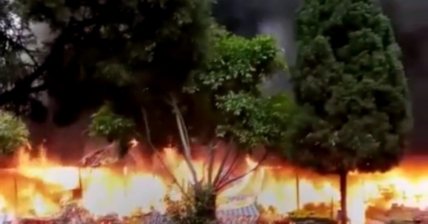 Lạng Sơn: Đền Mẫu Đồng Đăng bốc cháy dữ dội sáng mồng 5 tết