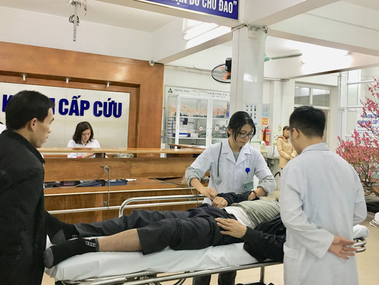 Bệnh viện Việt Đức li&ecirc;n tục tiếp nhận c&aacute;c ca cấp cứu TNGT.