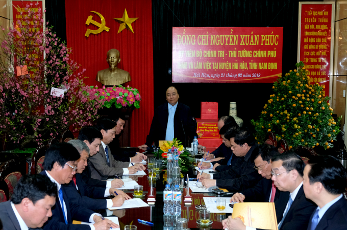 Thủ tướng Nguyễn Xu&acirc;n Ph&uacute;c tới thăm, l&agrave;m việc với l&atilde;nh đạo huyện Hải Hậu.