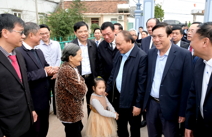 Thủ tướng Nguyễn Xu&acirc;n Ph&uacute;c tới thăm hỏi, động vi&ecirc;n b&agrave; con n&ocirc;ng d&acirc;n x&oacute;m Đ&ocirc;ng Ch&acirc;u, x&atilde; Hải Đ&ocirc;ng