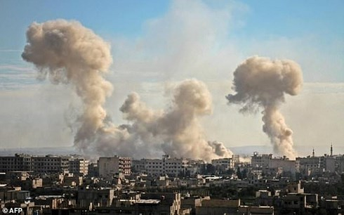 Kh&oacute;i bốc l&ecirc;n từ những t&ograve;a nh&agrave; ở l&agrave;ng Mesraba, Đ&ocirc;ng Ghouta sau một đợt dội bom &aacute;c liệt. Ảnh: AFP