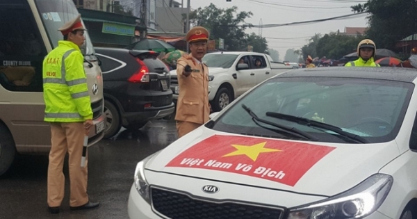 Nam Định: 100% CSGT ra đường, đội mưa phân luồng giao thông cho Lễ khai hội chợ Viềng