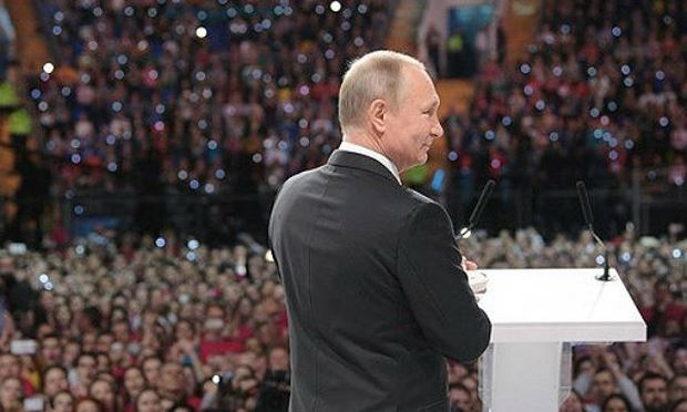 Tổng thống Putin ph&aacute;t biểu trước những người ủng hộ. Ảnh: thedogmachronicle/VOV