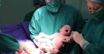 Quảng Ninh: Hy hữu 2 bé sinh đôi cùng trứng chào đời từ phương pháp thụ tinh ống nghiệm