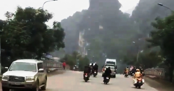 Ninh Bình: Cận cảnh clip ghi lại hình ảnh CSGT truy đuổi "quái xế" gây náo loạn đường vào Tràng An