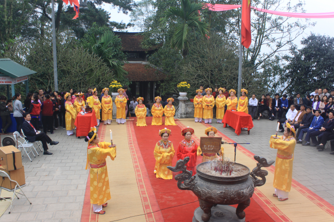 Đội tế nữ quan thị trấn L&acirc;m Thao (huyện L&acirc;m Thao) thực hiện tế Mẫu &Acirc;u Cơ theo nghi thức truyền thống.