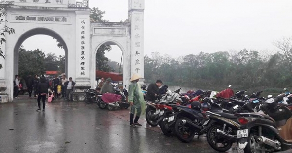 Nghệ An: Loạn thu phí trông giữ xe ở nhiều đền chùa đầu năm