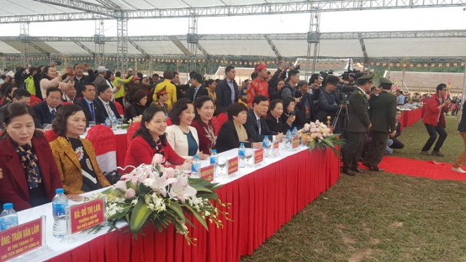 C&aacute;c đồng ch&iacute; l&atilde;nh đạo UBND tỉnh Quảng Ninh tham dự Lễ khai hội.