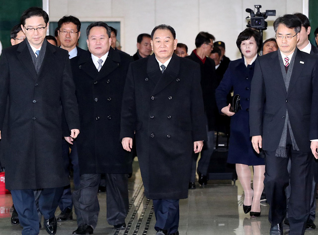 &Ocirc;ng Kim Yong-chol dẫn đầu ph&aacute;i đo&agrave;n Triều Ti&ecirc;n tới H&agrave;n Quốc ng&agrave;y 25/2. (Ảnh: Reuters)