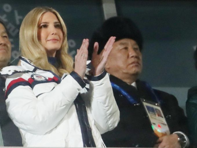 Cố vấn Nh&agrave; Trắng Ivanka Trump v&agrave; trưởng ph&aacute;i đo&agrave;n Triều Ti&ecirc;n Kim Yong-chol trong sự kiện bế mạc Olympic.