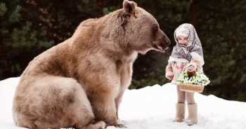 Bộ ảnh em bé chơi bên chú gấu khổng lồ gây “bão mạng”