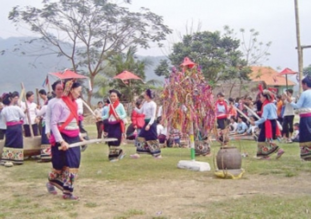 Những điệu nhảy, m&uacute;a độc đ&aacute;o của xứ Mường trong lễ hội N&agrave;ng Han.