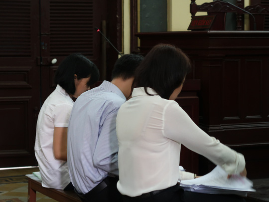 Huỳnh Thị Trinh (ảnh phải) c&ugrave;ng hai đồng phạm. (Nguồn: NLD)