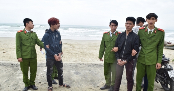 Công an Thừa Thiên Huế bắt “nóng” 2 tên cướp ở biển Lăng Cô