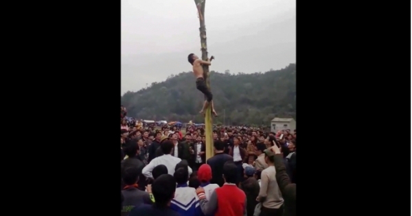 Bắc Kạn: Nam thanh niên rơi xuống đất khi leo cây chuối tại hội xuân