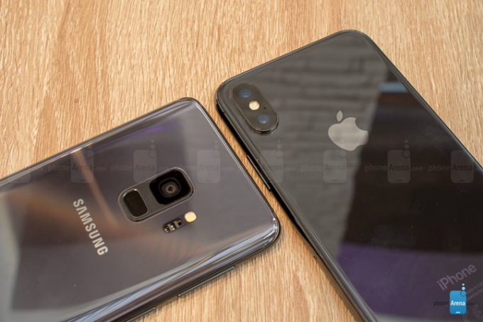 So s&aacute;nh Samsung Galaxy S9 vs Apple iPhone X