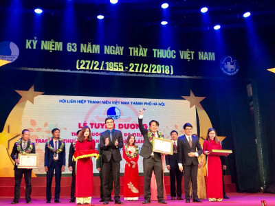 B&aacute;c sĩ Nguyễn Vũ nhận giải thưởng Đặng Th&ugrave;y Tr&acirc;m năm 2018.