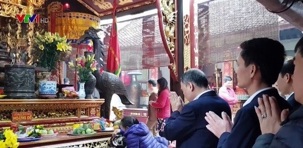 Tạm đình chỉ 7 cán bộ, lãnh đạo kho bạc nhà nước TP Nam Định "tung tăng" đi lễ trong giờ hành chính