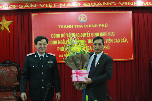 Tổng Thanh tra Ch&iacute;nh phủ L&ecirc; Minh Kh&aacute;i tặng hoa v&agrave; qu&agrave; lưu niệm cho Ph&oacute; tổng TTCP Ng&ocirc; Văn Kh&aacute;nh - Ảnh: thanhtra.gov.vn