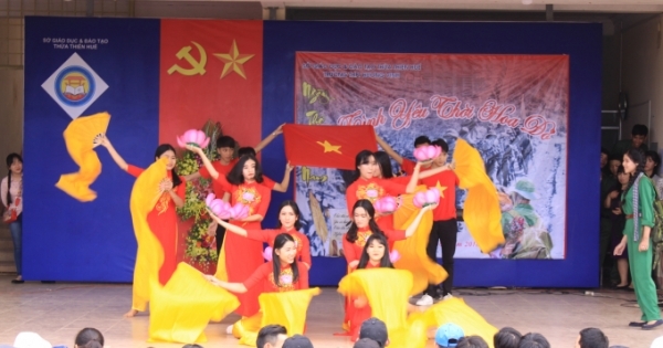 Thừa Thiên Huế: Sâu lắng ngày thơ Việt Nam tại trường THPT Hương Vinh