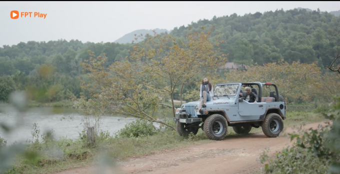 Cảnh hẹn h&ograve; tr&ecirc;n xe Jeep của Hồng Anh Kichi v&agrave; Minh T&iacute;t.