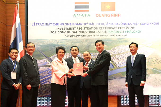 Chủ tịch UBND tỉnh Quảng Ninh trao Giấy chứng nhận đăng k&yacute; đầu tư dự &aacute;n khu c&ocirc;ng nghiệp S&ocirc;ng Khoai cho tập đo&agrave;n AMATA