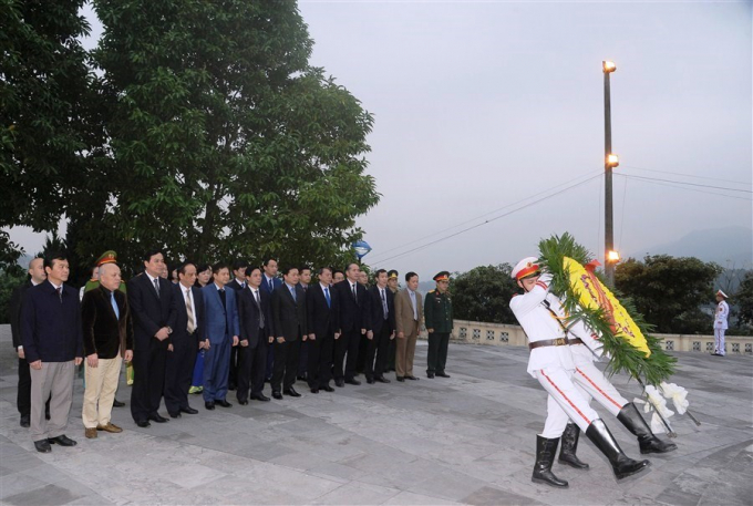 C&aacute;c đại biểu d&acirc;ng hoa tại Đ&agrave;i liệt sỹ tỉnh Cao Bằng.