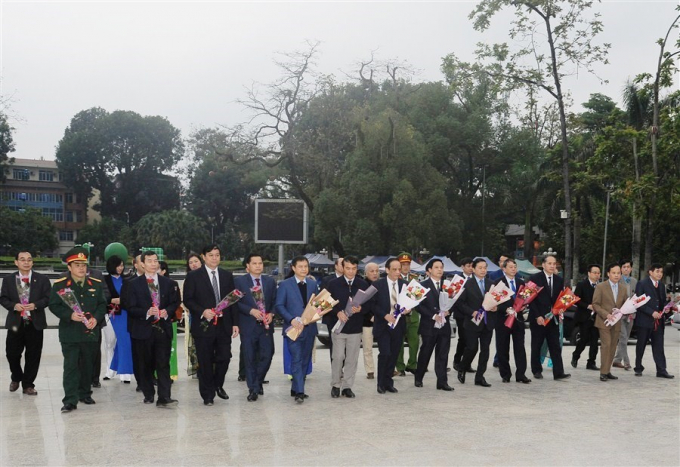 D&acirc;ng hoa tại Tượng đ&agrave;i Hồ Ch&iacute; Minh (TP Cao Bằng).