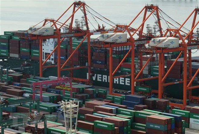 C&aacute;c t&agrave;u h&agrave;ng cập cảng container ở Tokyo, Nhật Bản ng&agrave;y 19/2/2018. (Ảnh: AFP/TTXVN)