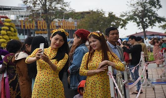 Người dân và du khách Đà Nẵng vui xuân trên đường hoa Tết Kỷ Hợi
