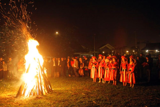 Lễ hội nhảy lửa của người P&agrave; Thẻn.