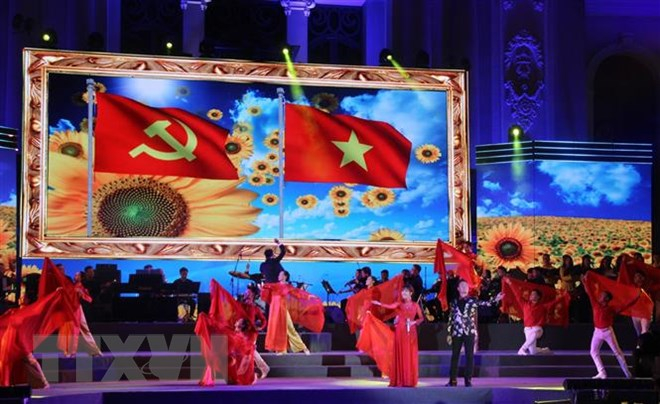 Tiết mục biểu diễn nghệ thuật kỷ niệm 89 năm Ng&agrave;y th&agrave;nh lập Đảng Cộng sản Việt Nam. (Ảnh: Xu&acirc;n Dự/TTXVN)