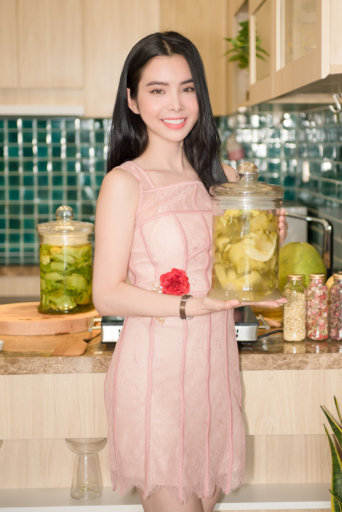 Hoa hậu Huỳnh Vy h&agrave;o hứng xuống bếp để thực hiện m&oacute;n muối dưa cải d&ugrave;ng trong gia đ&igrave;nh.&nbsp;