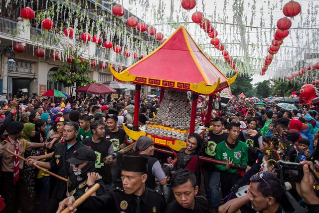 C&aacute;c lễ hội l&agrave; một phần kh&ocirc;ng thể thiếu trong dịp Tết Nguy&ecirc;n đ&aacute;n tại nhiều quốc gia ch&acirc;u &Aacute;, bao gồm Indonesia. (Ảnh: Reuters)