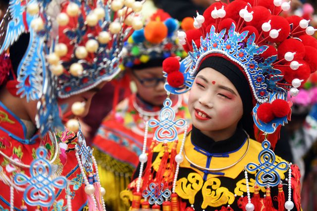 Trẻ em mặc đồ truyền thống tham dự một sự kiện được tổ chức ch&agrave;o đ&oacute;n năm mới nh&acirc;n dịp Tết Nguy&ecirc;n đ&aacute;n tại Giang T&ocirc;, Trung Quốc. (Ảnh: Reuters)