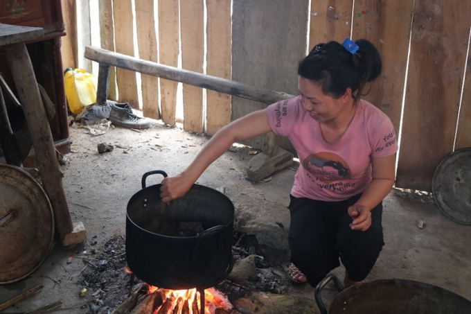 Chị B&agrave;n Thị Hương (vợ anh Huy) đang vui vẻ nấu nhiều m&oacute;n ngon để c&uacute;ng tổ ti&ecirc;n
